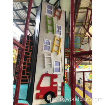 Parede de escalada de playground interno